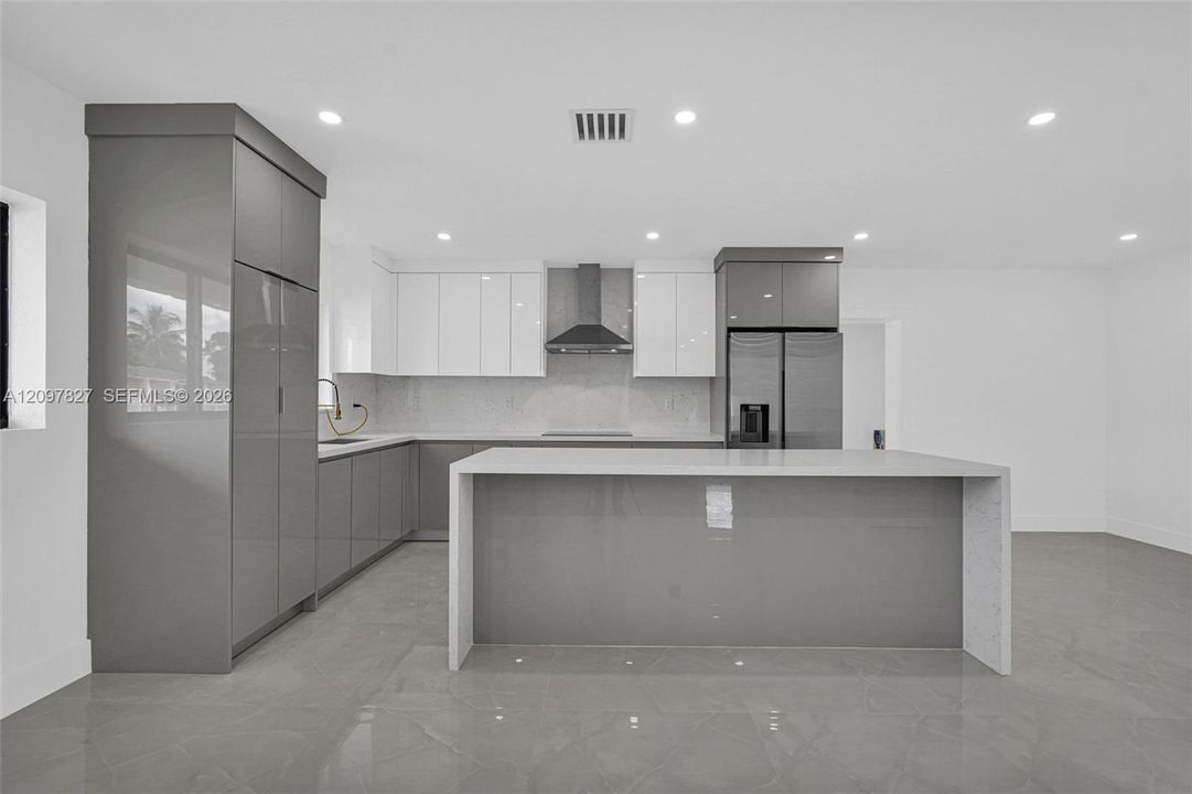 Recently Sold: $715,000 (5 beds, 4 baths, 1546 Square Feet)