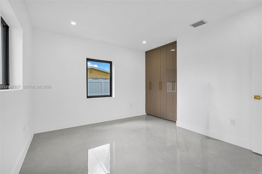 Recently Sold: $715,000 (5 beds, 4 baths, 1546 Square Feet)