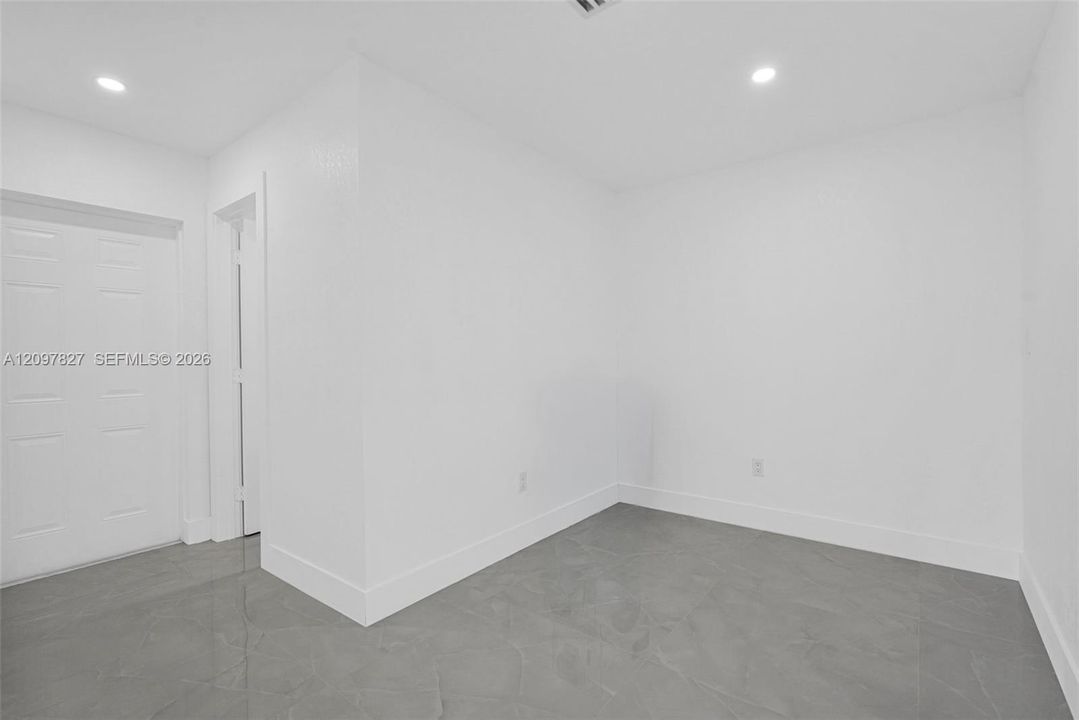 Recently Sold: $715,000 (5 beds, 4 baths, 1546 Square Feet)