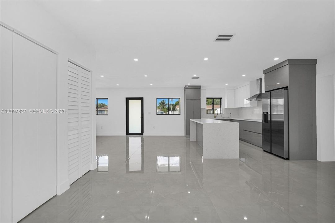 Recently Sold: $715,000 (5 beds, 4 baths, 1546 Square Feet)