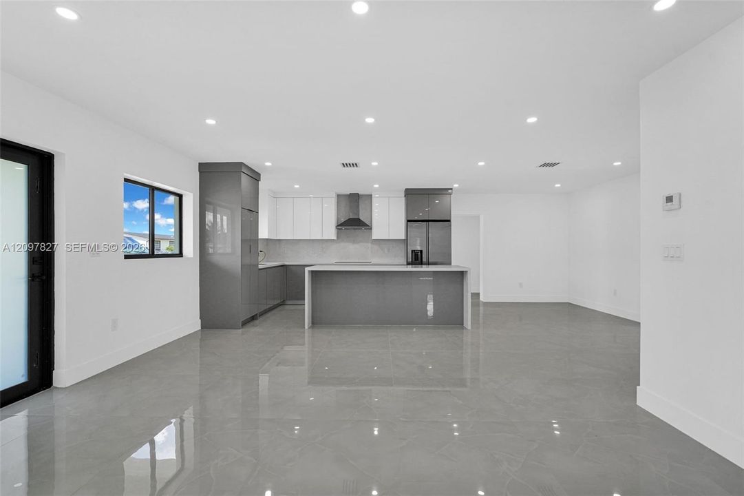 Recently Sold: $715,000 (5 beds, 4 baths, 1546 Square Feet)