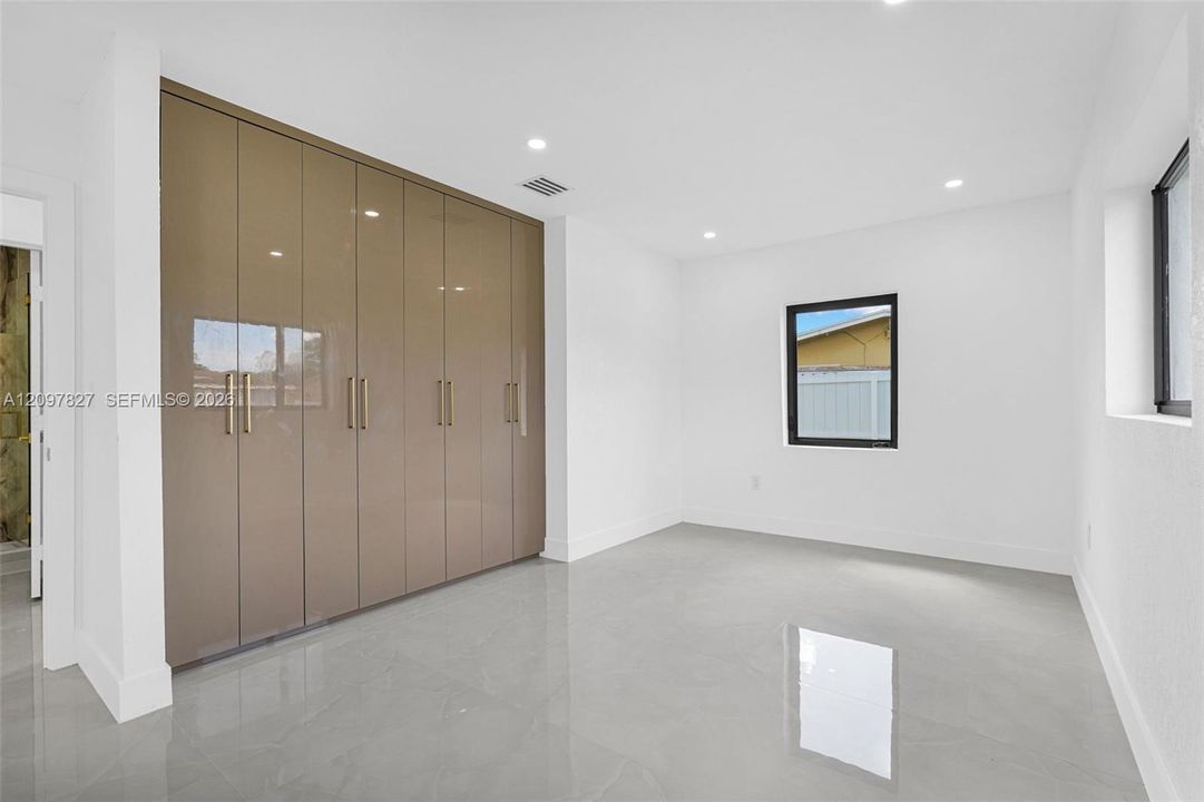 Recently Sold: $715,000 (5 beds, 4 baths, 1546 Square Feet)