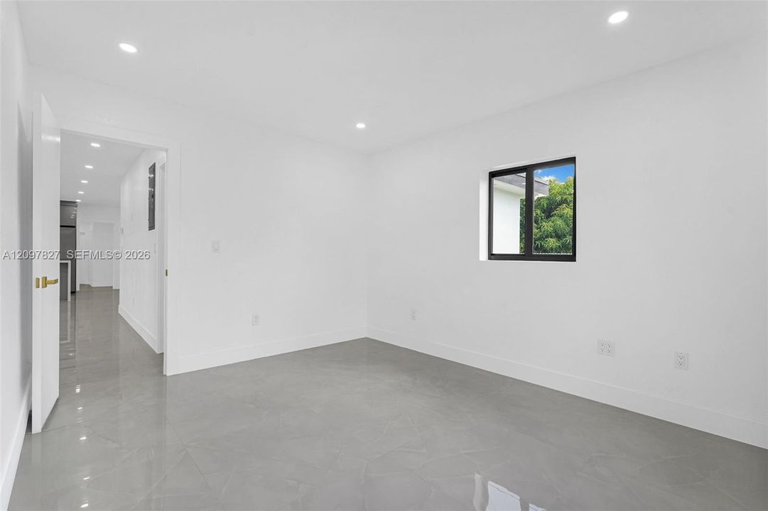 Recently Sold: $715,000 (5 beds, 4 baths, 1546 Square Feet)