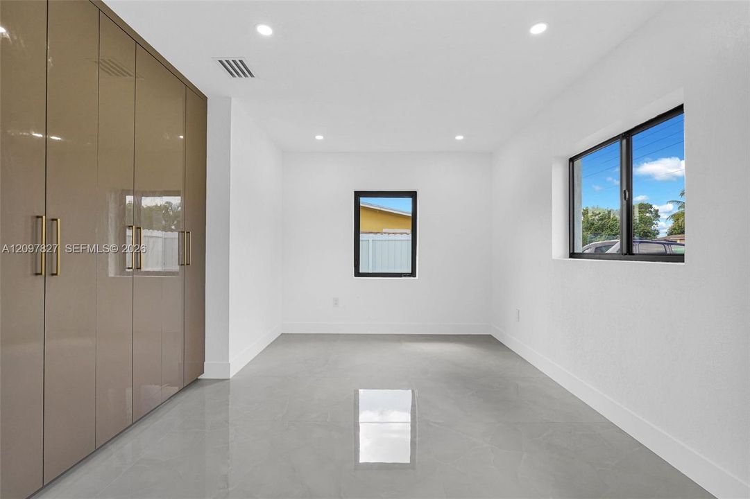 Recently Sold: $715,000 (5 beds, 4 baths, 1546 Square Feet)
