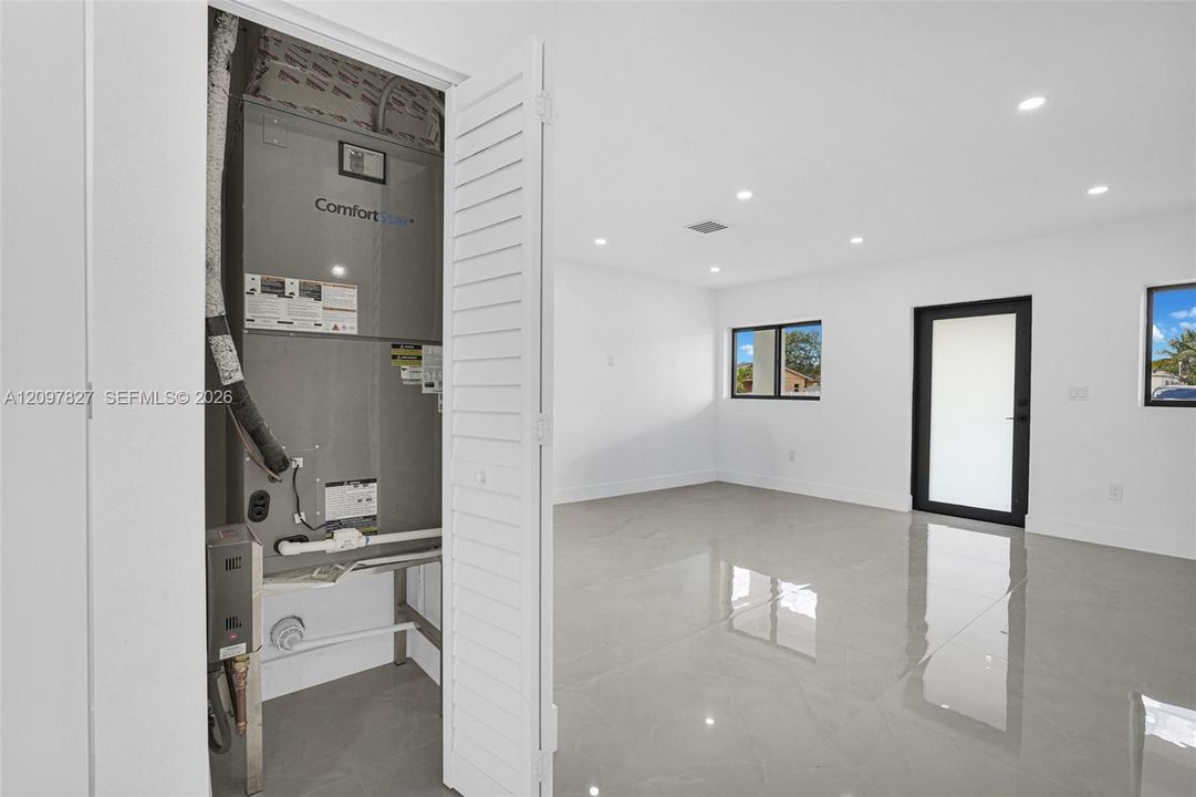Recently Sold: $715,000 (5 beds, 4 baths, 1546 Square Feet)