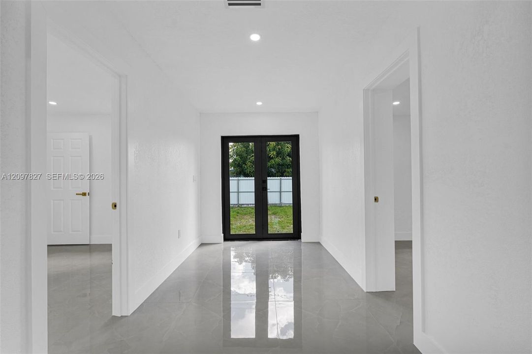 Recently Sold: $715,000 (5 beds, 4 baths, 1546 Square Feet)