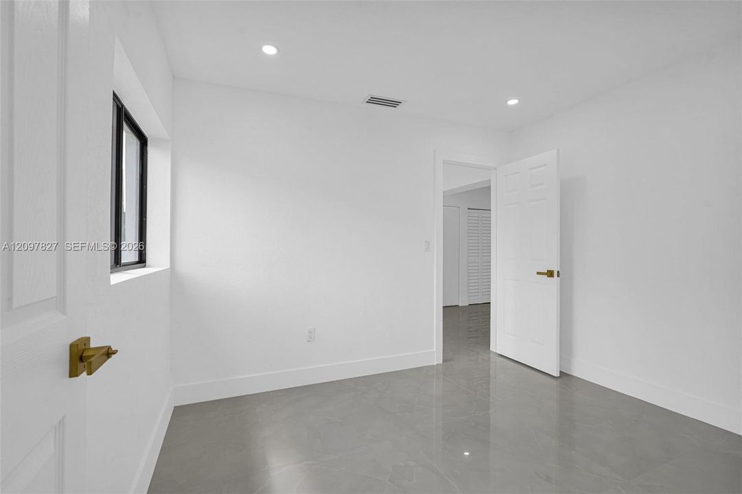 Recently Sold: $715,000 (5 beds, 4 baths, 1546 Square Feet)
