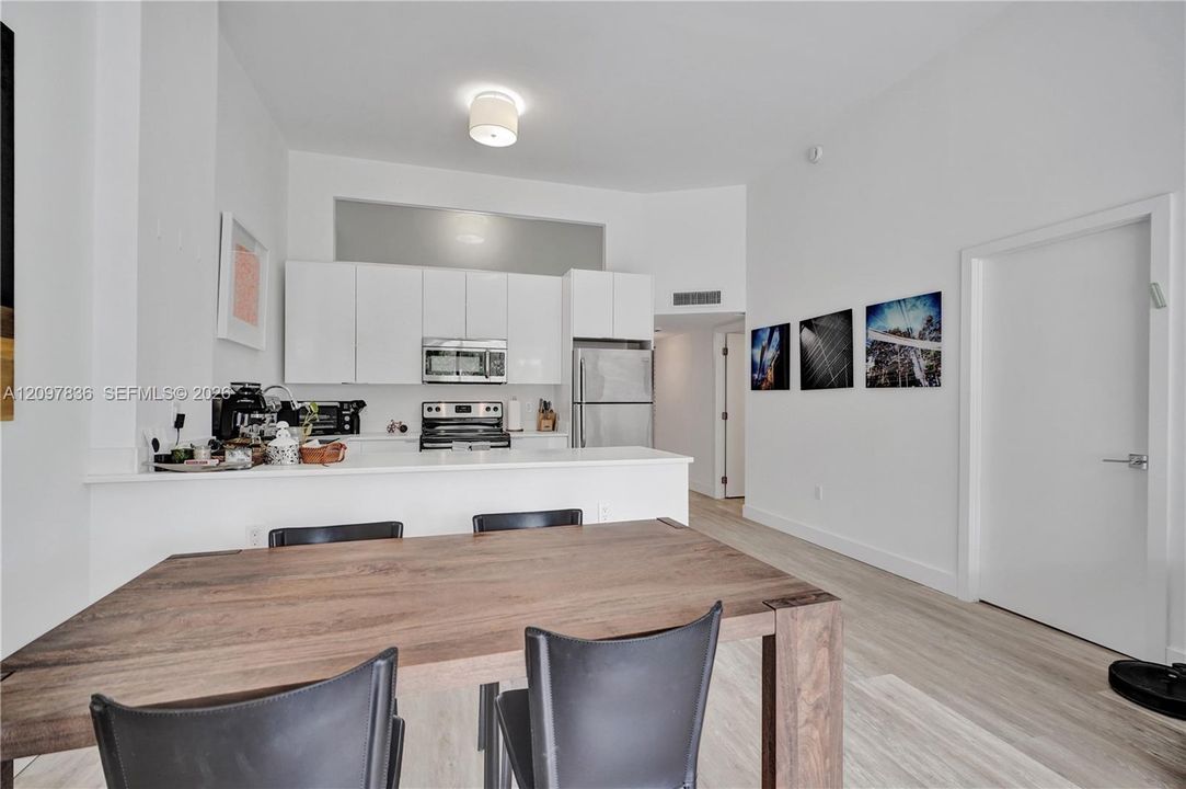 For Sale: $250,000 (2 beds, 2 baths, 1066 Square Feet)
