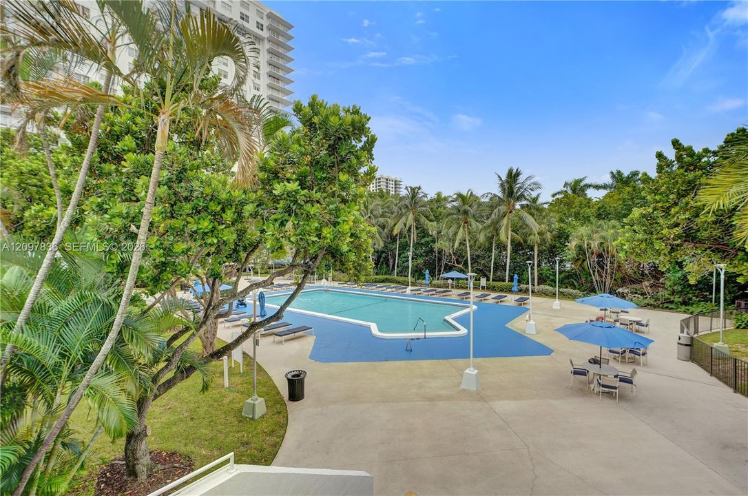 For Sale: $250,000 (2 beds, 2 baths, 1066 Square Feet)
