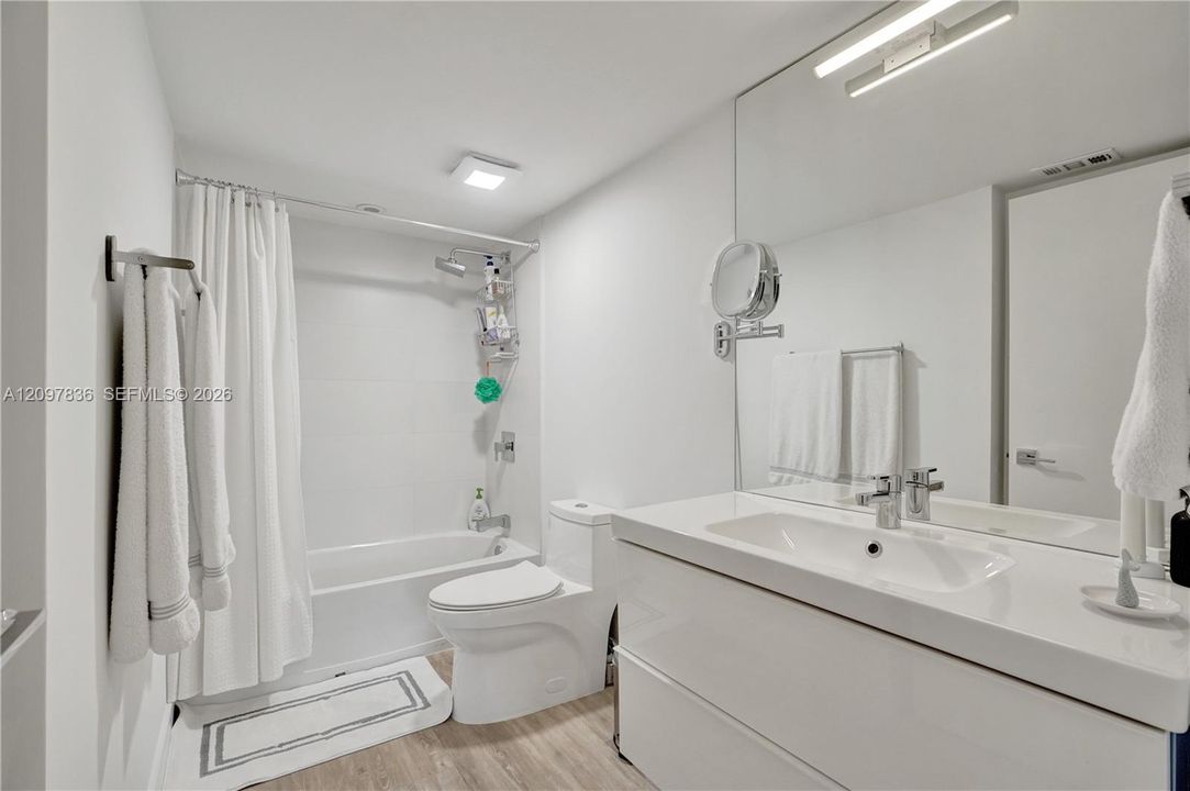 For Sale: $250,000 (2 beds, 2 baths, 1066 Square Feet)