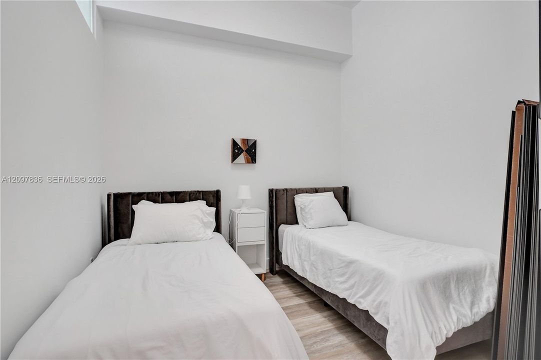 For Sale: $250,000 (2 beds, 2 baths, 1066 Square Feet)