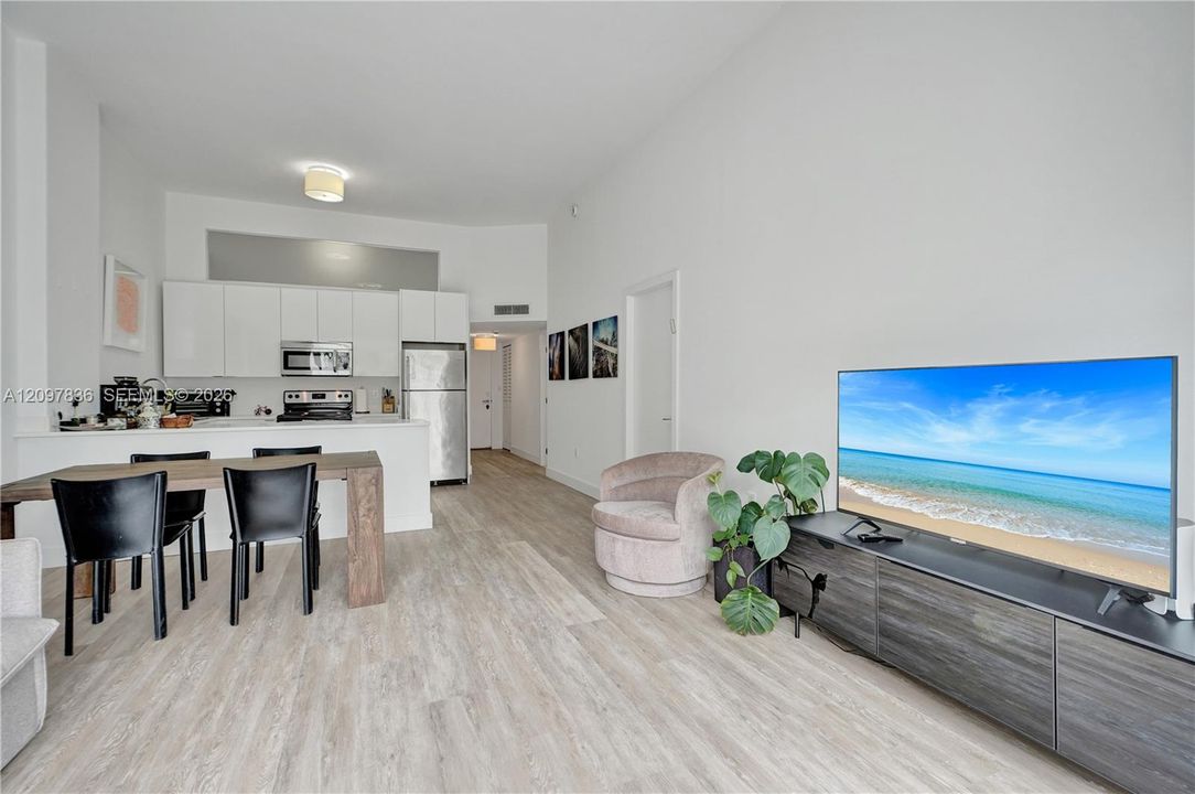 For Sale: $250,000 (2 beds, 2 baths, 1066 Square Feet)