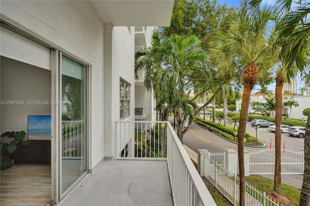 For Sale: $250,000 (2 beds, 2 baths, 1066 Square Feet)