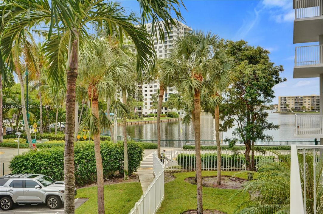For Sale: $250,000 (2 beds, 2 baths, 1066 Square Feet)