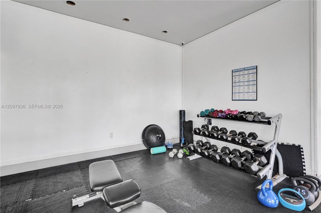 For Sale: $250,000 (2 beds, 2 baths, 1066 Square Feet)