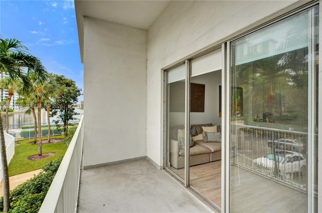 For Sale: $250,000 (2 beds, 2 baths, 1066 Square Feet)