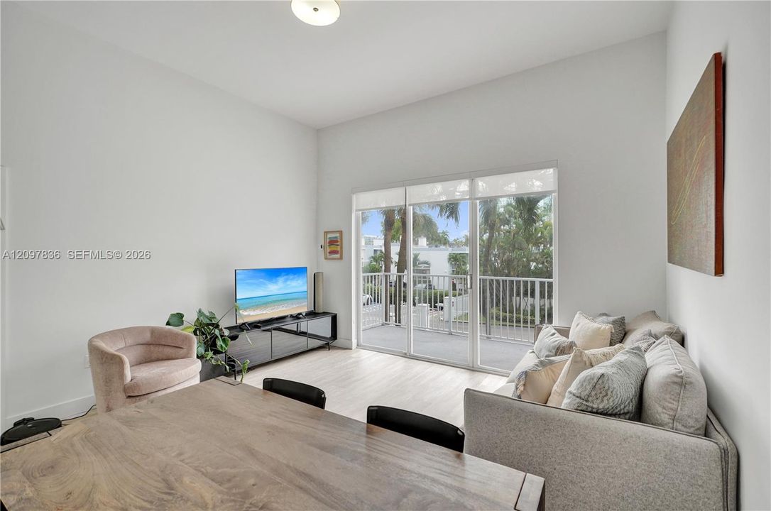 For Sale: $250,000 (2 beds, 2 baths, 1066 Square Feet)