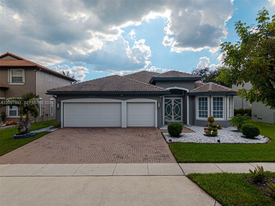 For Sale: $1,077,000 (4 beds, 3 baths, 2551 Square Feet)