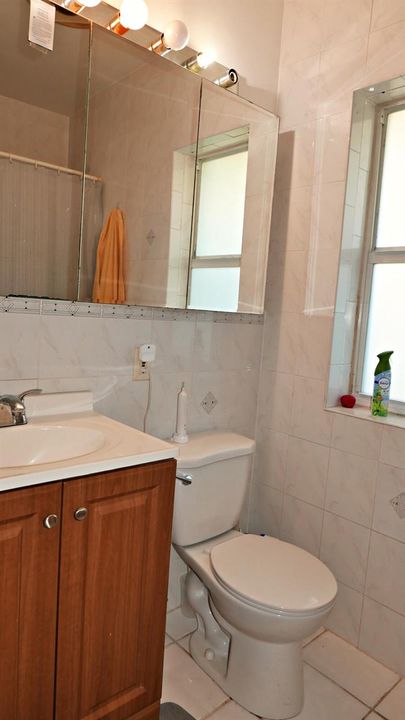 810 SE 22 Ave, #202 Bathroom 1