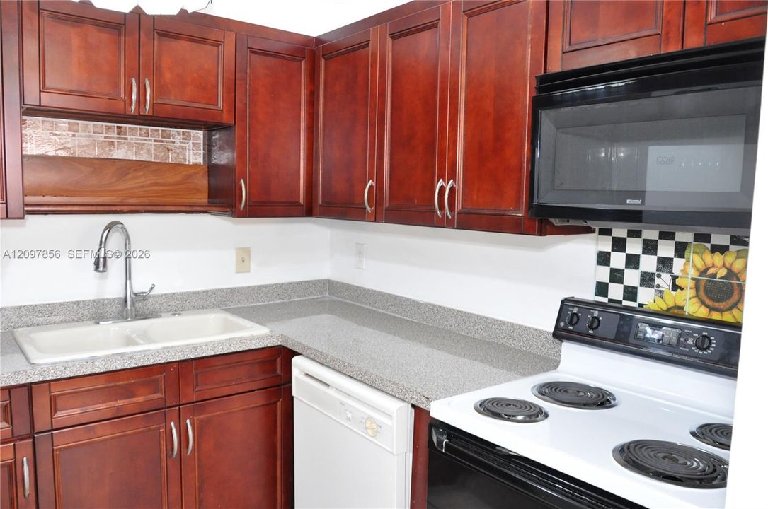 For Rent: $1,750 (2 beds, 2 baths, 1060 Square Feet)