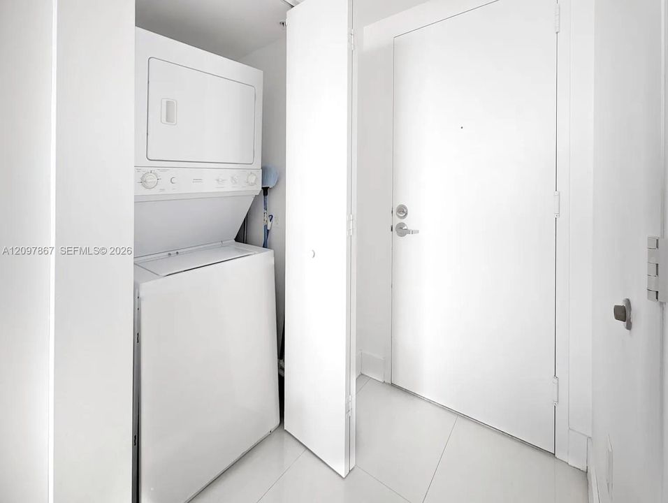For Rent: $3,150 (1 beds, 1 baths, 754 Square Feet)