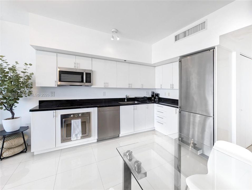 For Rent: $3,150 (1 beds, 1 baths, 754 Square Feet)