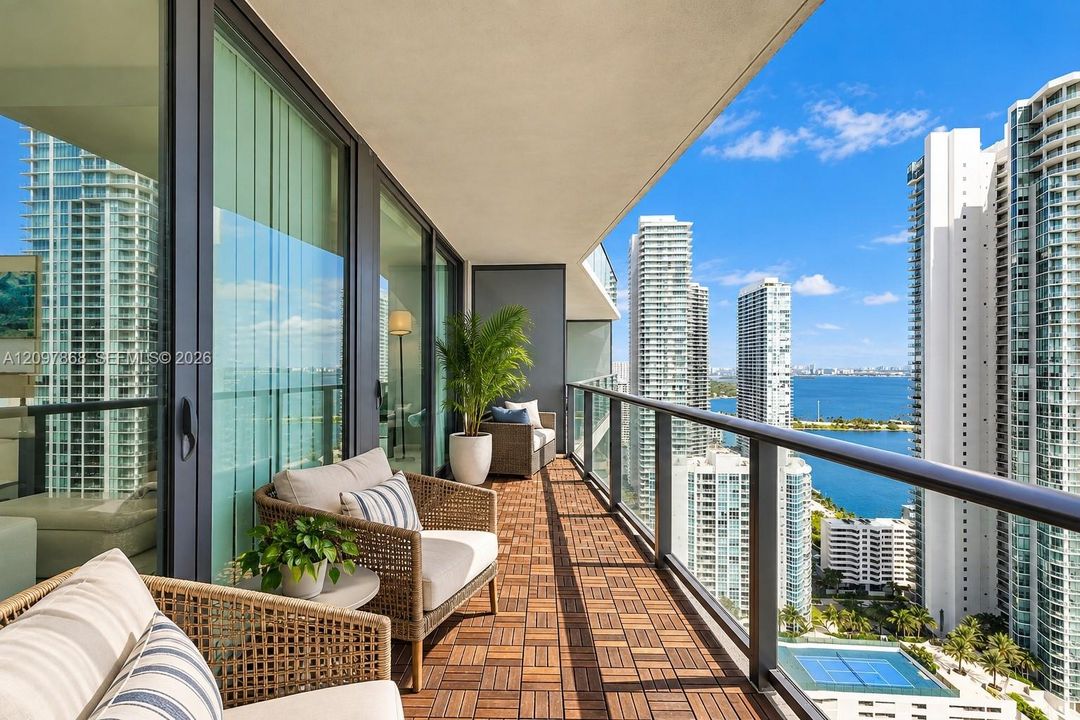 For Sale: $1,000,000 (2 beds, 2 baths, 1107 Square Feet)
