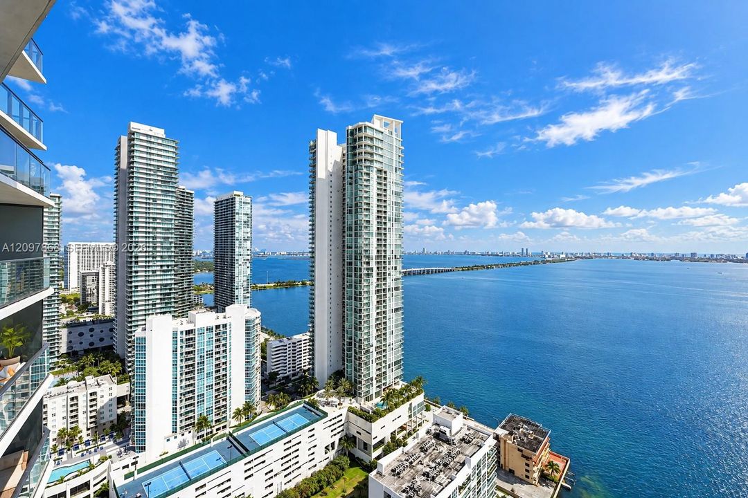 For Sale: $1,000,000 (2 beds, 2 baths, 1107 Square Feet)