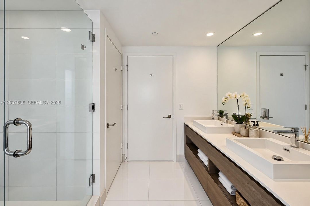 For Sale: $1,000,000 (2 beds, 2 baths, 1107 Square Feet)