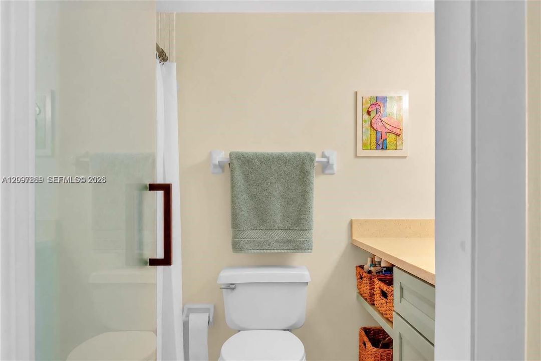 For Sale: $299,000 (1 beds, 1 baths, 950 Square Feet)