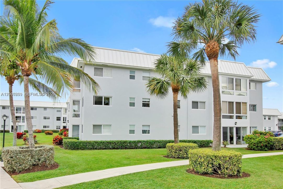 For Sale: $299,000 (1 beds, 1 baths, 950 Square Feet)