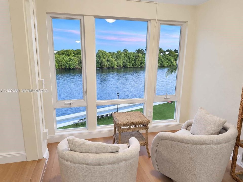 For Sale: $299,000 (1 beds, 1 baths, 950 Square Feet)