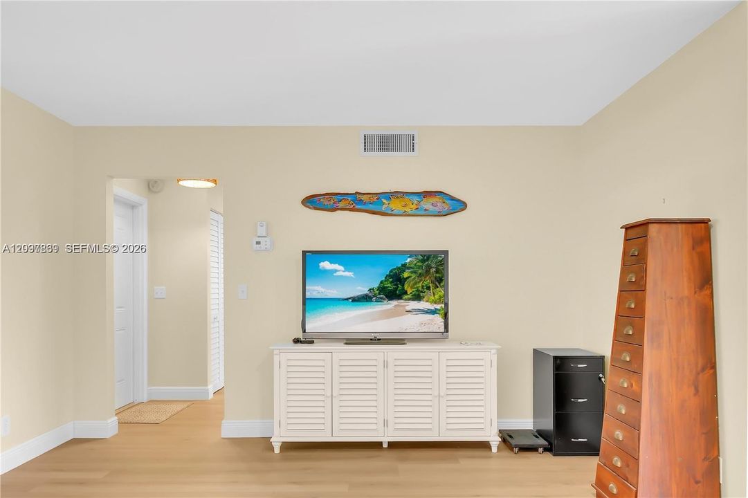 For Sale: $299,000 (1 beds, 1 baths, 950 Square Feet)