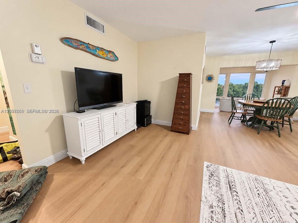 For Sale: $299,000 (1 beds, 1 baths, 950 Square Feet)