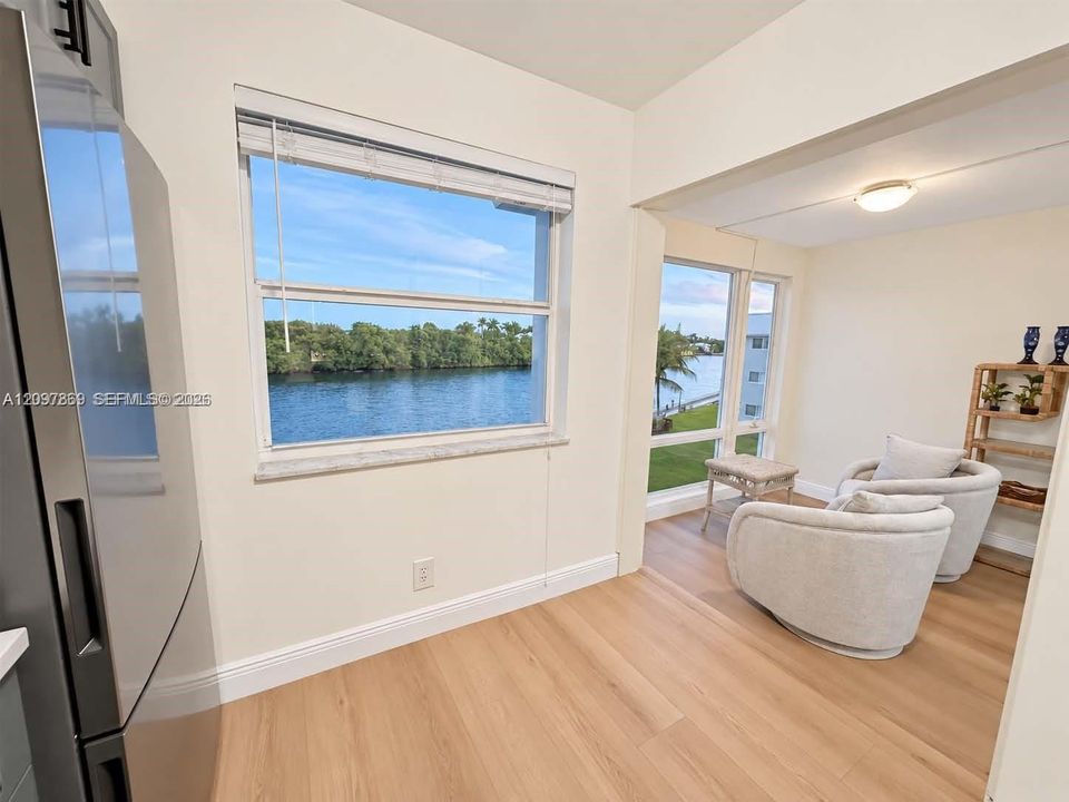 For Sale: $299,000 (1 beds, 1 baths, 950 Square Feet)