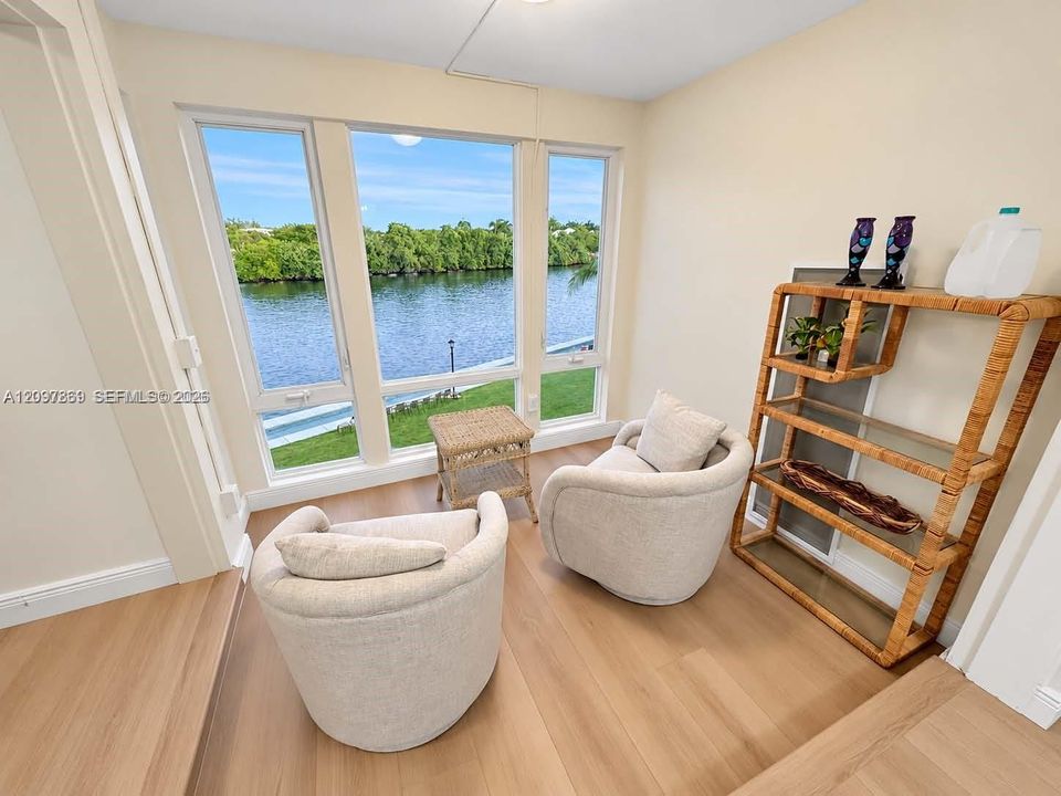 For Sale: $299,000 (1 beds, 1 baths, 950 Square Feet)
