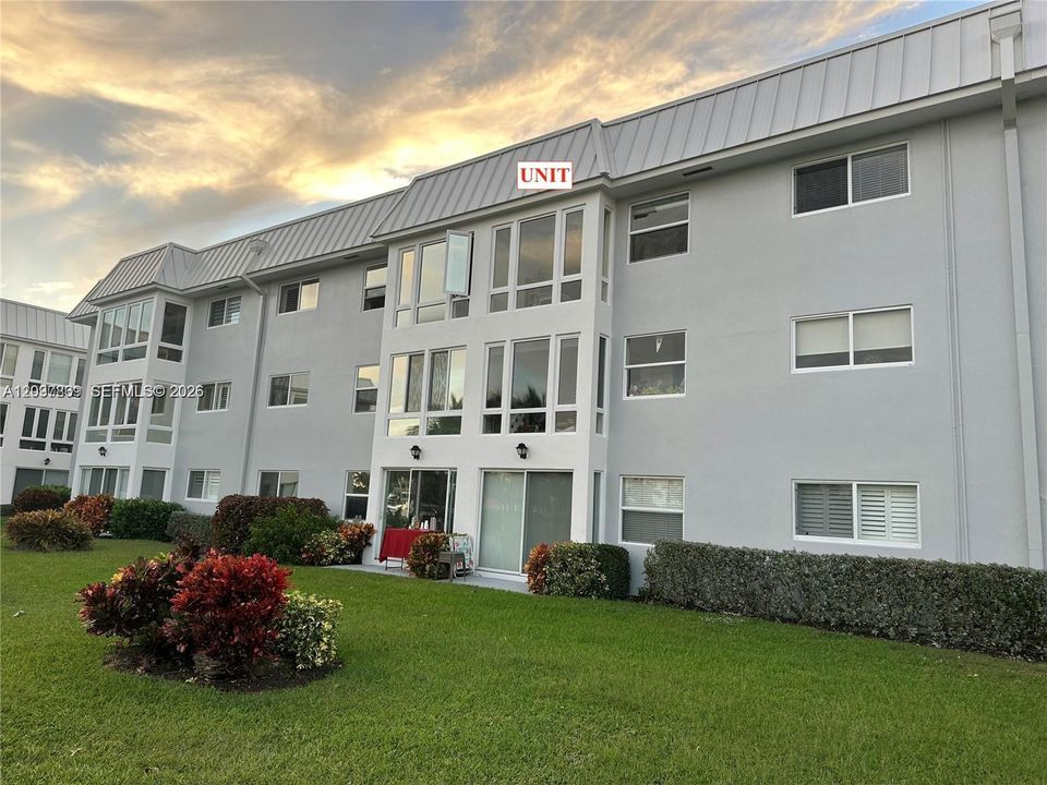For Sale: $299,000 (1 beds, 1 baths, 950 Square Feet)