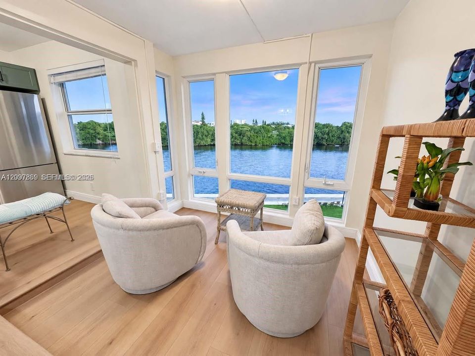 For Sale: $299,000 (1 beds, 1 baths, 950 Square Feet)
