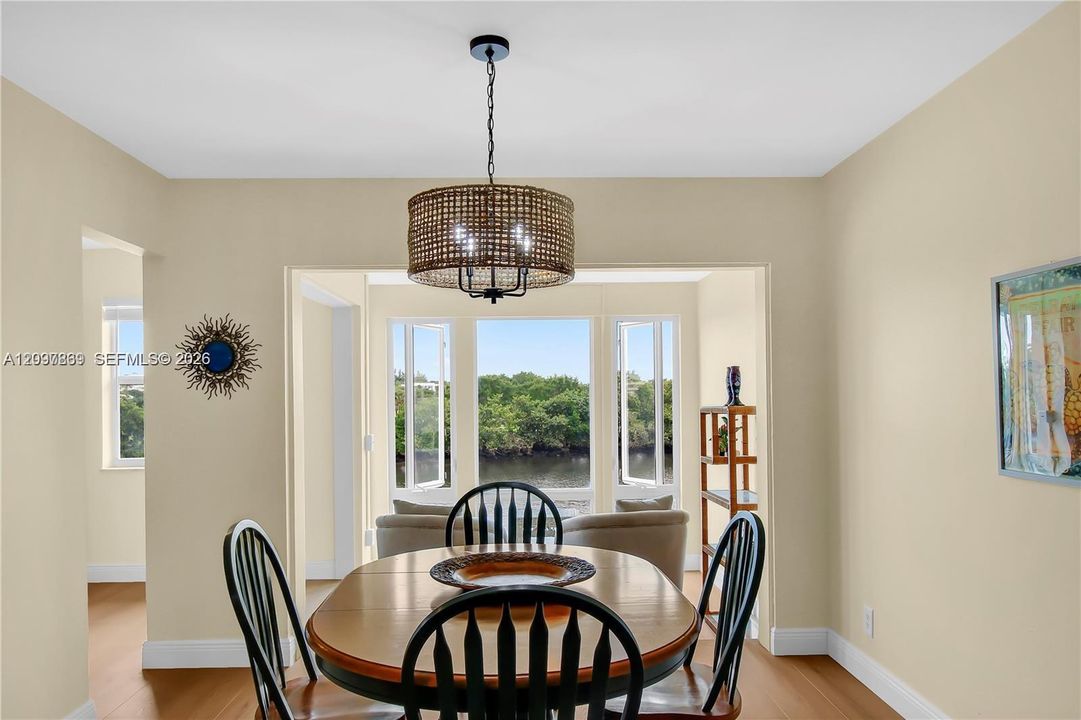 For Sale: $299,000 (1 beds, 1 baths, 950 Square Feet)