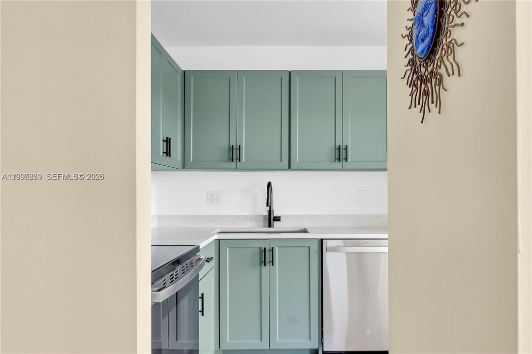 For Sale: $299,000 (1 beds, 1 baths, 950 Square Feet)