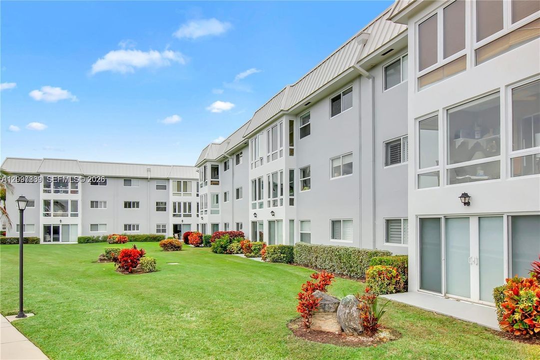 For Sale: $299,000 (1 beds, 1 baths, 950 Square Feet)