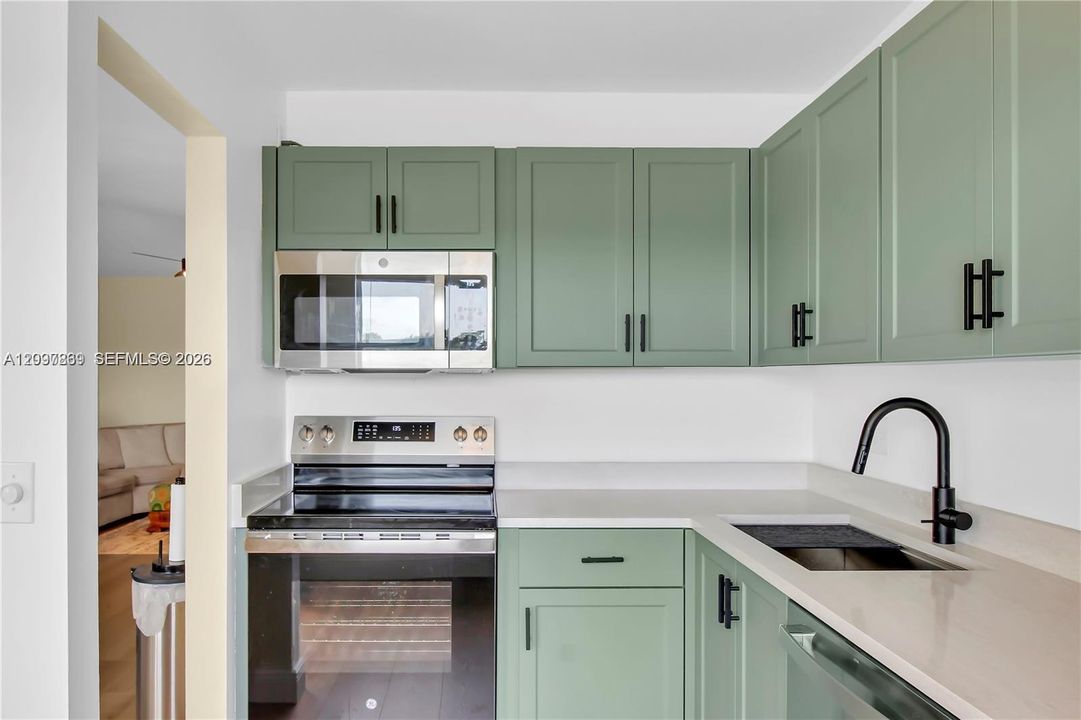 For Sale: $299,000 (1 beds, 1 baths, 950 Square Feet)