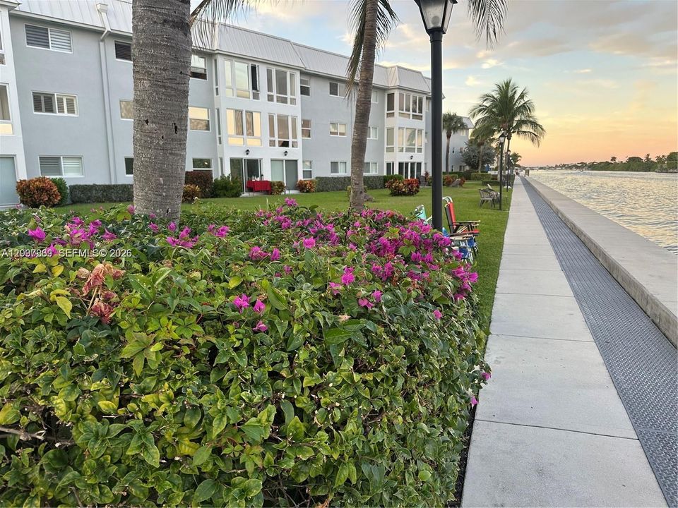 For Sale: $299,000 (1 beds, 1 baths, 950 Square Feet)