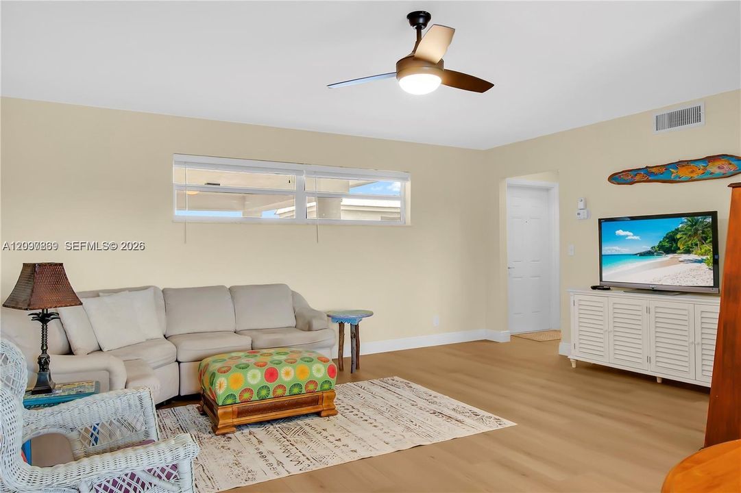 For Sale: $299,000 (1 beds, 1 baths, 950 Square Feet)