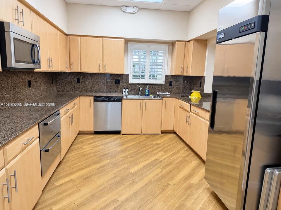 For Sale: $299,000 (1 beds, 1 baths, 950 Square Feet)
