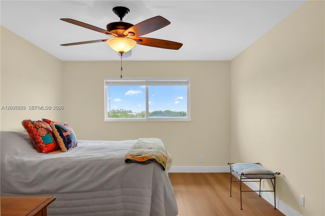For Sale: $299,000 (1 beds, 1 baths, 950 Square Feet)