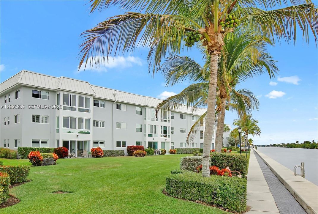 For Sale: $299,000 (1 beds, 1 baths, 950 Square Feet)