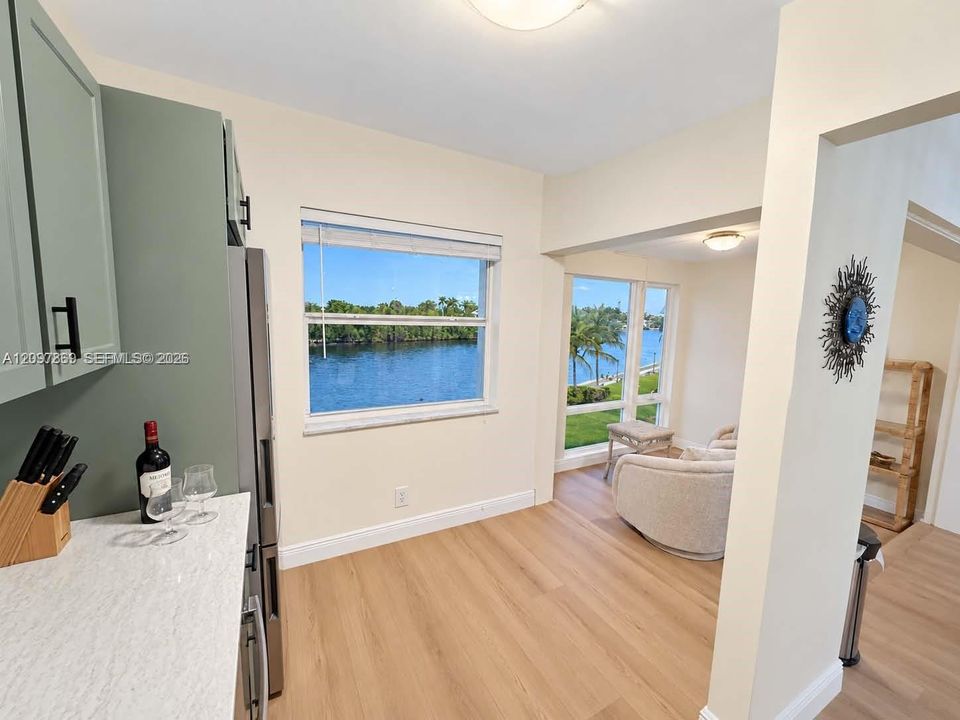 For Sale: $299,000 (1 beds, 1 baths, 950 Square Feet)