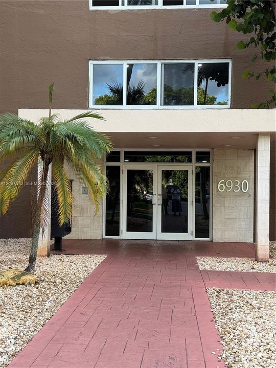For Rent: $1,895 (1 beds, 1 baths, 870 Square Feet)