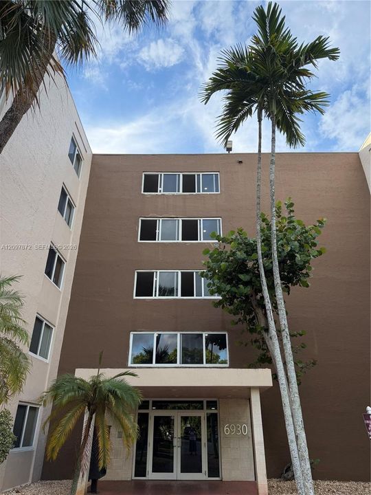 For Rent: $1,895 (1 beds, 1 baths, 870 Square Feet)